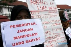 FOTO MALANG CORRUPTION WATCH : Kunker Wali Kota Malang Tuai Protes