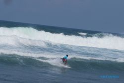 KECELAKAAN WISATA : Empat Wisatawan Asal Surakarta dan Boyolali Terseret Ombak Pantai Ngandong