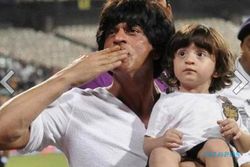 SERBA LIMA : Ini 5 Pose Menggemaskan Anak Shah Rukh Khan