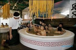 KISAH UNIK : Spa House di Jepang Tawarkan Sensasi Berendam di Kuah Ramen