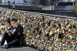 Paris Akan Lenyapkan 45 Ton Gembok Cinta 