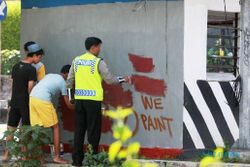 KENAKALAN REMAJA : Coret Tembok Kelurahan, Pelajar Diamankan Polisi