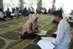  98 Karyawan PT Tirta Investama Klaten Berebut Tiket Haji Gratis 