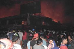 PASAR JOHAR TERBAKAR : Api Padam, Pemadam Tetap Awasi Pasar Johar