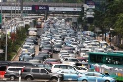 FOTO HARI KENAIKAN ISA ALMASIH : Hari Libur, Jakarta Tetap Macet