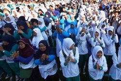 FOTO MUKTAMAR MUHAMMADIYAH : Muhammadiyah Solo Cuci Tangan Massal