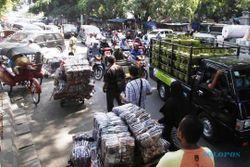 SEKATEN 2015 : Macet Bikin Omset Pedagang Pasar Klewer Anjlok
