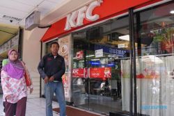 FOTO RAMADAN 2015 : Begini KFC Tutup Separuh Kaca