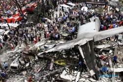 PESAWAT HERCULES JATUH : Jatuh Bangun Hercules C-130 di Indonesia, dari Allan Pope hingga Embargo