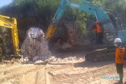 PANTAI SADRANAN LONGSOR : Retakan Tebing Pantai Sadranan Terlihat Sejak Tiga Tahun Lalu