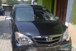KECELAKAAN MOJOKERTO : Mobil Berstiker TNI Diamuk Massa Seusai Tabrak Lari