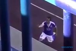 VIDEO UNIK SEPAK BOLA : Rayakan Gol, Pemain Ini Lamar Kekasih