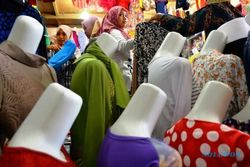 FOTO RAMADAN 2015 : Penjualan Baju Muslim Kudus Naik 50%