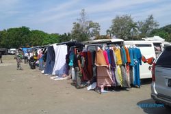 PASAR DARURAT KLEWER : Kendaraan Pedagang Diparkir Dekat Kios, Alut Semrawut