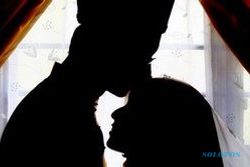 TENTANG ISLAM : Hukum Mencium Istri Waktu Berpuasa