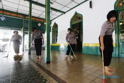 FOTO RAMADAN 2015 : Polwan Bersihkan Masjid Al Wustho