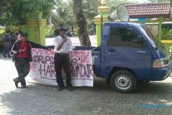 DEMONSTRASI SLEMAN : Tak Pro Rakyat, Kades Sendangrejo Didemo Warga