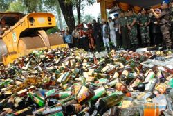 RAZIA PENYAKIT MASYARAKAT : Ribuan Botol Miras Dimusnahkan
