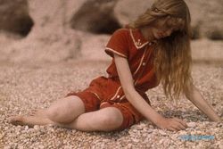 KISAH UNIK : Foto Berwarna “Gadis Berbusana Merah” Ini Berasal dari Tahun 1913