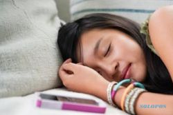 TIPS KESEHATAN : Ini Bahaya Tidur Bersama Smartphone 