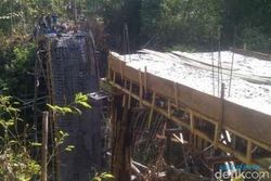 JEMBATAN NGAWI AMBROL : Jembatan Ambrol, Tiga Pekerja Terperosok ke Dasar Sungai 15 Meter
