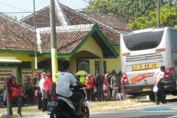 BUS SURABAYA : Puluhan Penumpang Bus Mira Telantar di Jalan Madiun-Ngawi, Ada Apa?