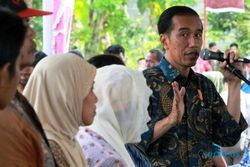 FOTO AGENDA PRESIDEN : Jokowi Bagikan Kartu di Blitar