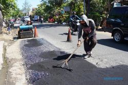 FOTO MUDIK LEBARAN 2015 : Solo Perbaiki Jalan Sambut Pemudik