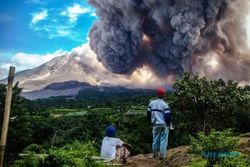 FOTO GUNUNG SINABUNG MELETUS : Begini Semburan Material Vulkanis Sinabung