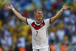 KARIER PEMAIN : Bastian Scweinsteiger Beri Sinyal Bertahan