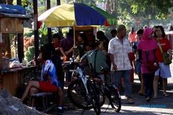 PENATAAN PKL SOLO : Nasib PKL Gerobak Kuning City Walk Buram