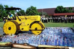 FOTO MIRAS JOMBANG : 1.156 Liter Miras Jombang Dimusnahkan