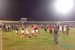 PIALA POLDA JATENG : Ricuh Setelah Kedudukan 1-0, Laga PSIS Vs Persis Dihentikan