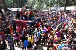 FOTO LEBARAN 2015 : Begini Perebutan Ketupat di TSTJ