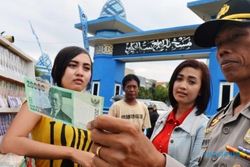 FOTO PENUKARAN UANG BARU : Polisi Periksa Uang Baru di Madiun