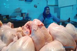 HARGA KEBUTUHAN POKOK : Permintaan Banyak, Harga Daging Ayam Tetap Tinggi