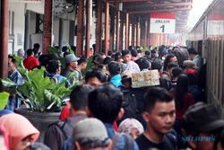 MUDIK LEBARAN 2015 : Calon Penumpang Ini Ditolak di Ruang Tunggu Stasiun Klaten, Ini Penyebabnya