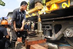 FOTO KECELAKAAN BANTEN : KA Pipa Gas Gresik-Semarang Anjlok