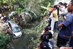 FOTO KECELAKAAN KARANGANYAR : Mobil Ini Nyungsep di Sungai Suruhtani