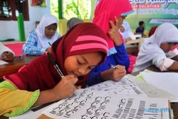FOTO RAMADAN 2015 : Siswa SD di Salatiga Belajar Kaligrafi