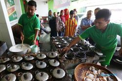 FOTO KULINER SOLO : Sibuknya Serabi Notosuman saat Lebaran