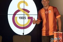 TRANSFER PEMAIN : Podolski Resmi Bergabung dengan Galatasaray