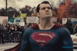 FILM TERBARU : Batman v Superman Dikritik Habis, Henry Cavill: Kritikus Tidak Terlalu Penting