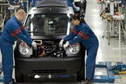 PRODUKSI MOBIL : Tiongkok Utamakan Produksi Mobil Listrik