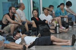 FOTO GUNUNG RAUNG MELETUS : Wisatawan Tunggu Bandara Buka Lagi