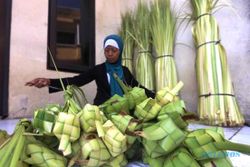 LEBARAN 2015 : Selongsong Ketupat di Pasar Legi Laris Manis