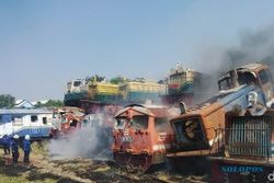 STASIUN SURABAYA TERBAKAR : Api Jilati Lokomotif dan Gerbong Bekas di Stasiun Sidotopo
