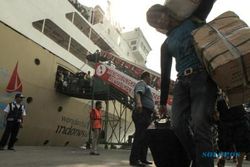 MUDIK LEBARAN 2015 : 283 Pemudik Telantar di Pelabuhan Tanjung Perak Surabaya, Inilah Penyebabnya
