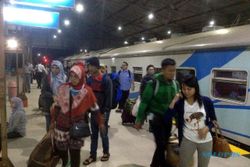 FOTO MUDIK LEBARAN 2015 : Pemudik dari Jakarta Serbu Stasiun Madiun Pagi Ini