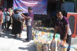 BANTUAN SOSIAL WONOGIRI : Surplus, UPK PNPM Wuryanto Bagi-Bagi Sembako